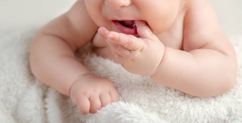 Penyebab Umum Mengapa Bayi Suka Memasukkan Jari ke Mulut dan Cara Mengatasi Kebiasaan Ini