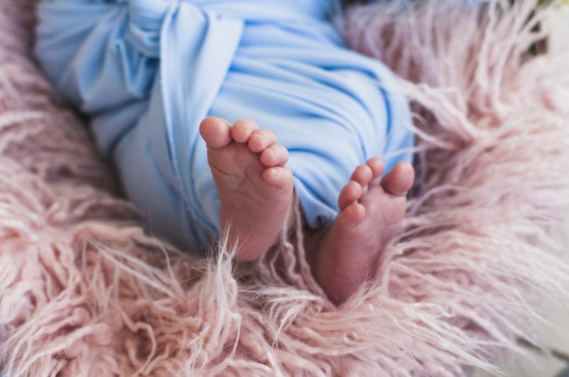 Pertimbangan Antara Bedong dan Sleep Sack untuk Bayi